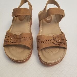 Atalina Tan Sandals Cut Out Hook & Loop Size 6 DW90678